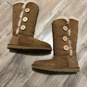 Bailey button Ugg size 6